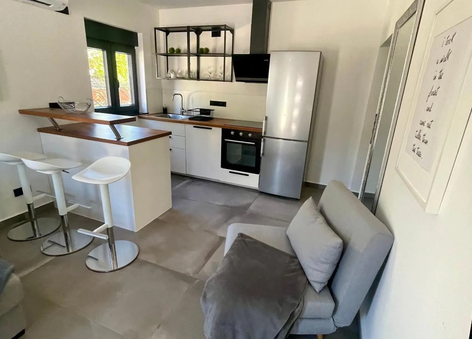 Enna Apartment C Perfect Location 메덜린