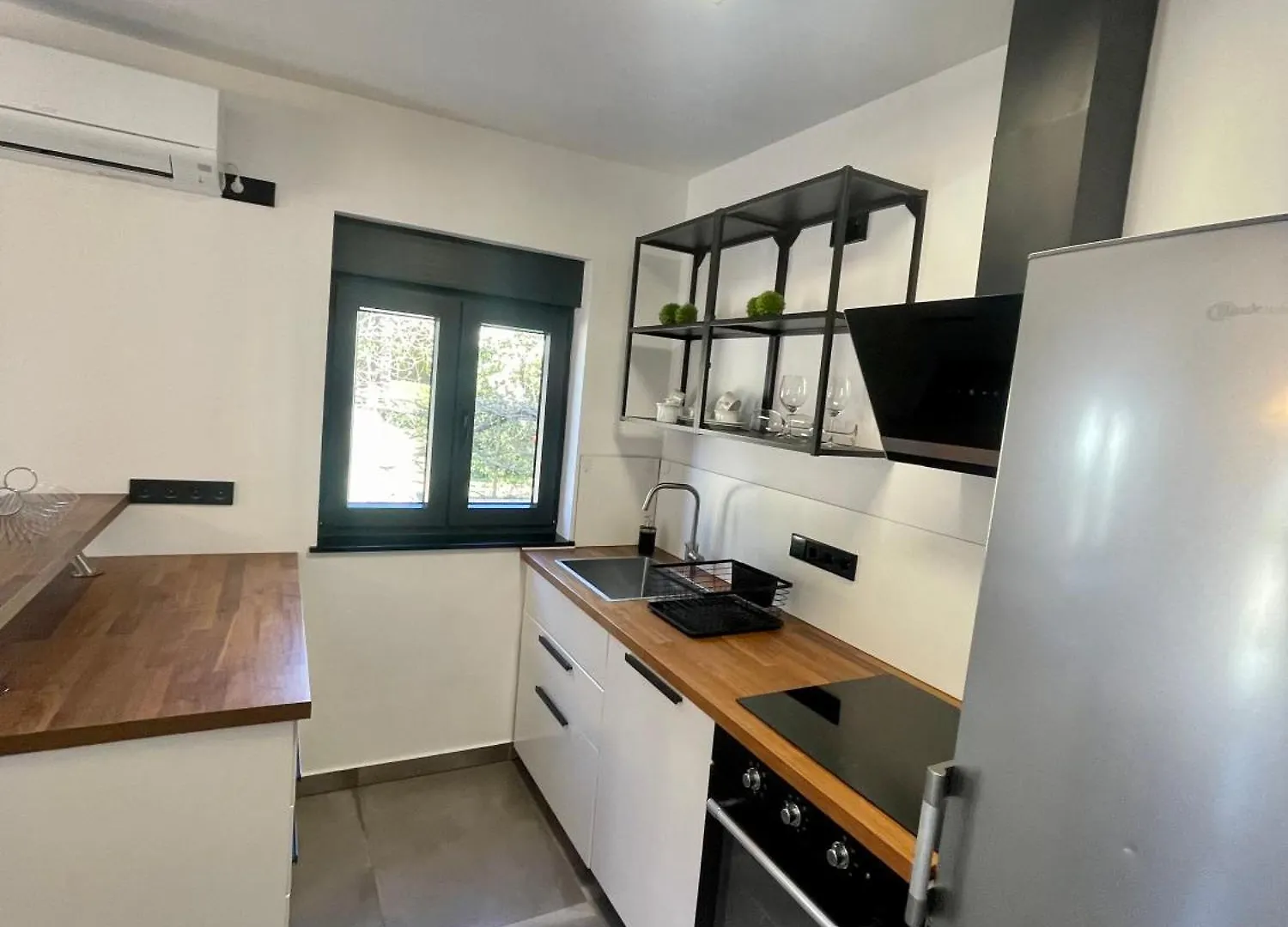Enna Apartment C Perfect Location 메덜린